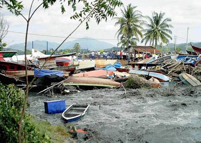 Imagen secundaria 1 - Imágenes de los tsunamis de 2004 en Indonesia y Japón en 2011.