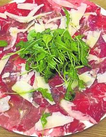 Imagen secundaria 2 - Arriba, entrecot acompañado de patatas fritas y pimientos verdes. Abajo, gambas frescas de Huelva y carpaccio con láminas de entrecot con rúcula y parmesano.