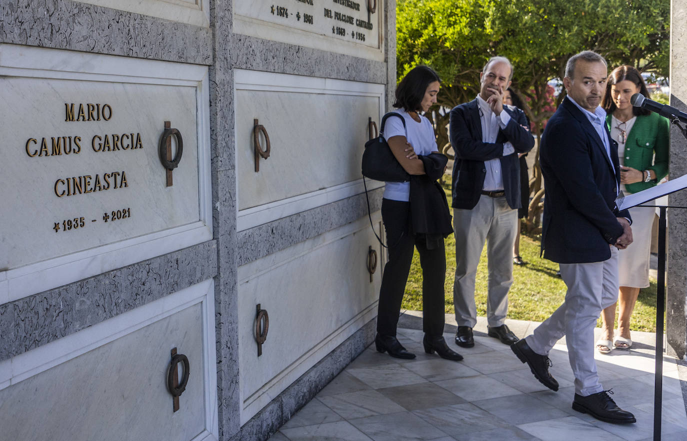 Fotos: Los restos de Mario Camus descansan en el Panteón de Ilustres de Ciriego