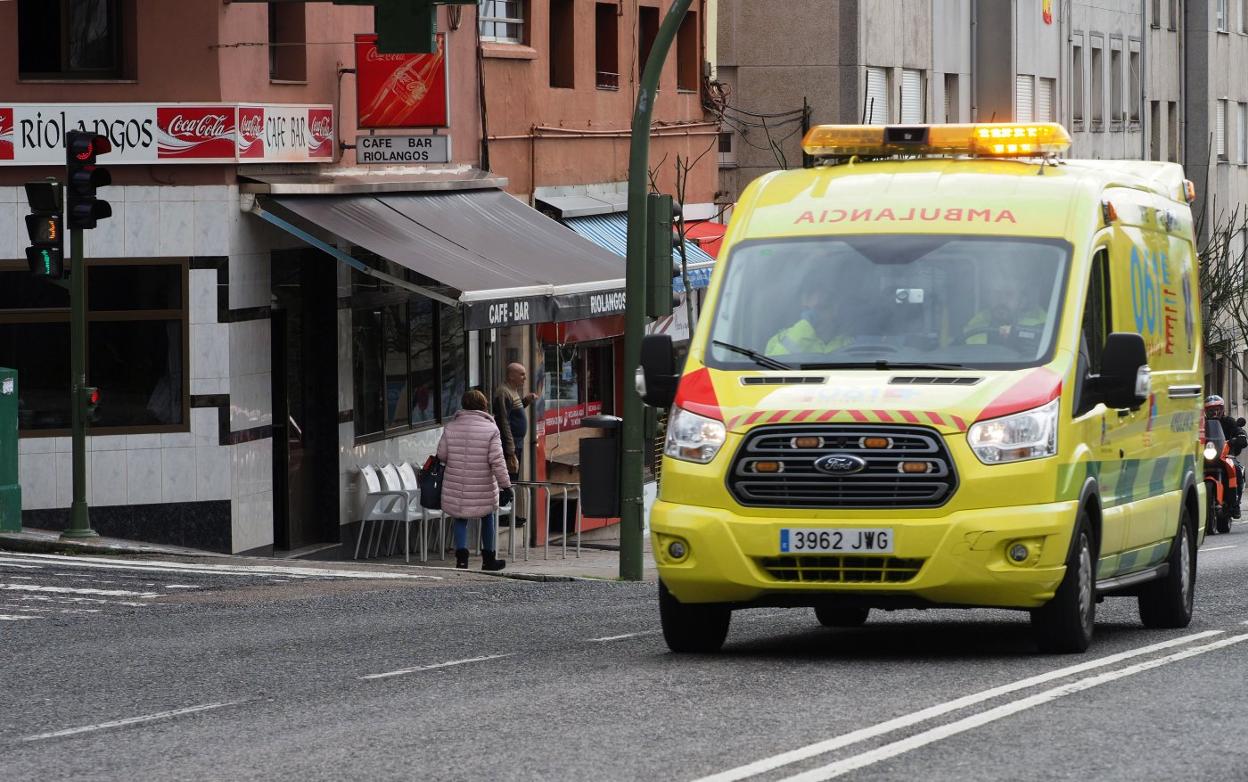 Una ambulancia del transporte sanitario urgente circula por las inmediaciones del Hospital Valdecilla.