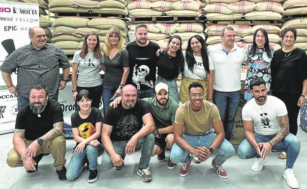 Foto de familia de los 15 concursantes que se dieron cita el pasado sábado por la mañana en las instalaciones de Café Dromedario. 