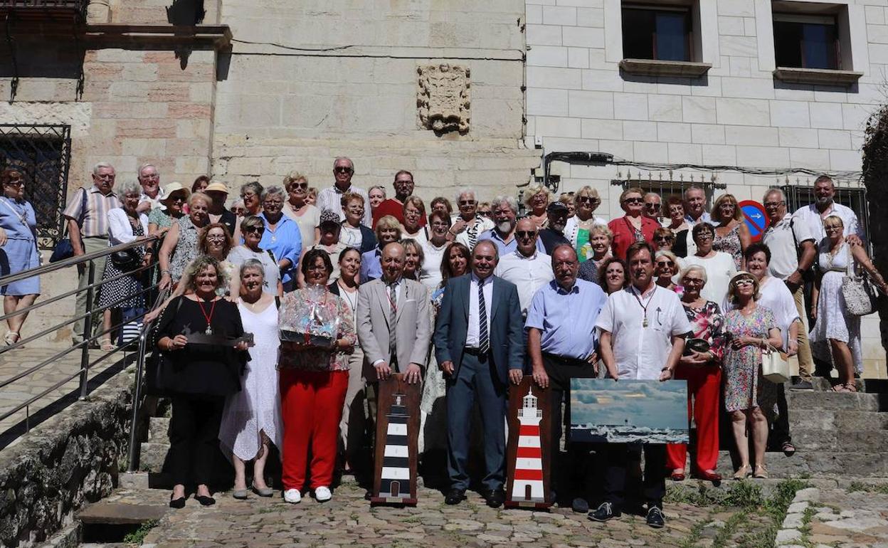 Las dos corporaciones municipales junto a la delegación gala ante el Ayuntamiento de San Vicente