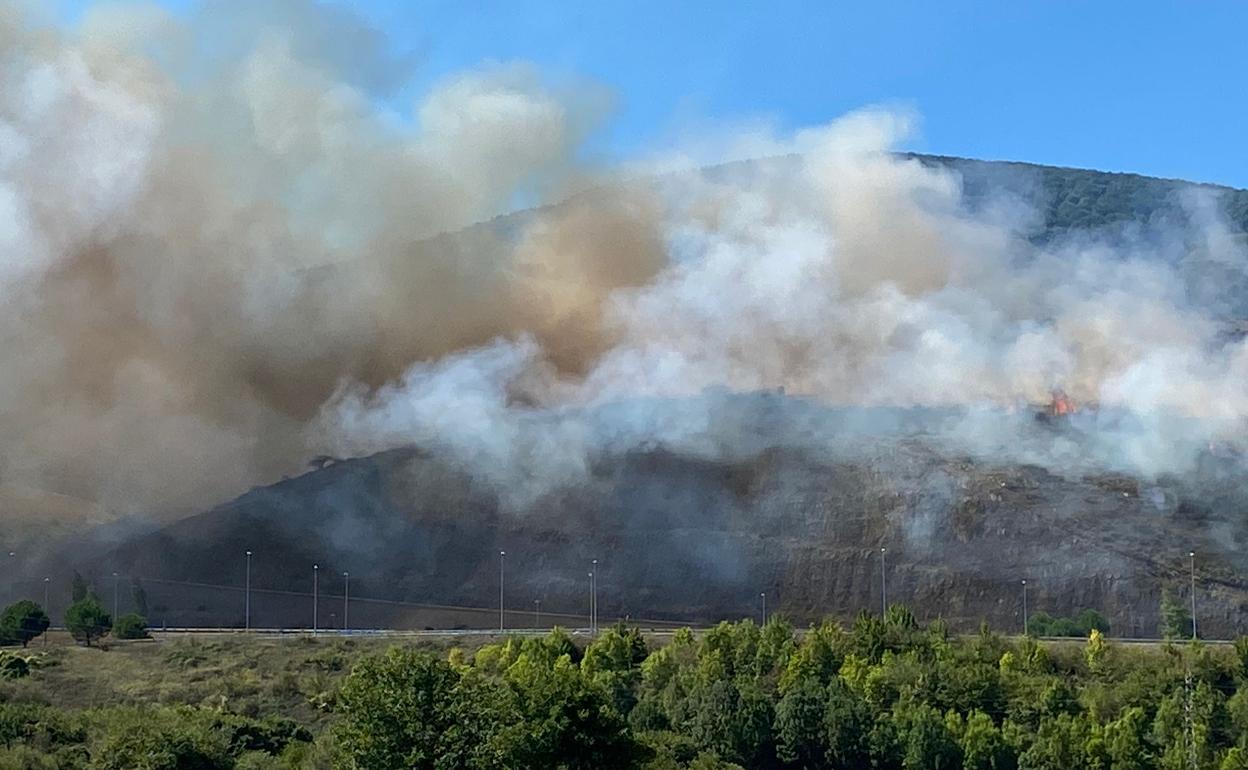 Extinguido un llamativo incendio en Molledo, visible desde la autovía A-67