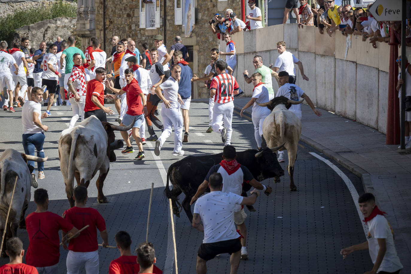 Fotos: Emocionante tercer encierro de las Fiestas de Ampuero