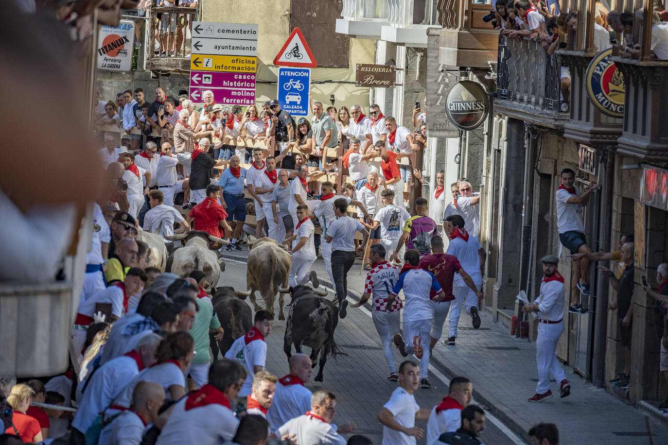 Fotos: Emocionante tercer encierro de las Fiestas de Ampuero