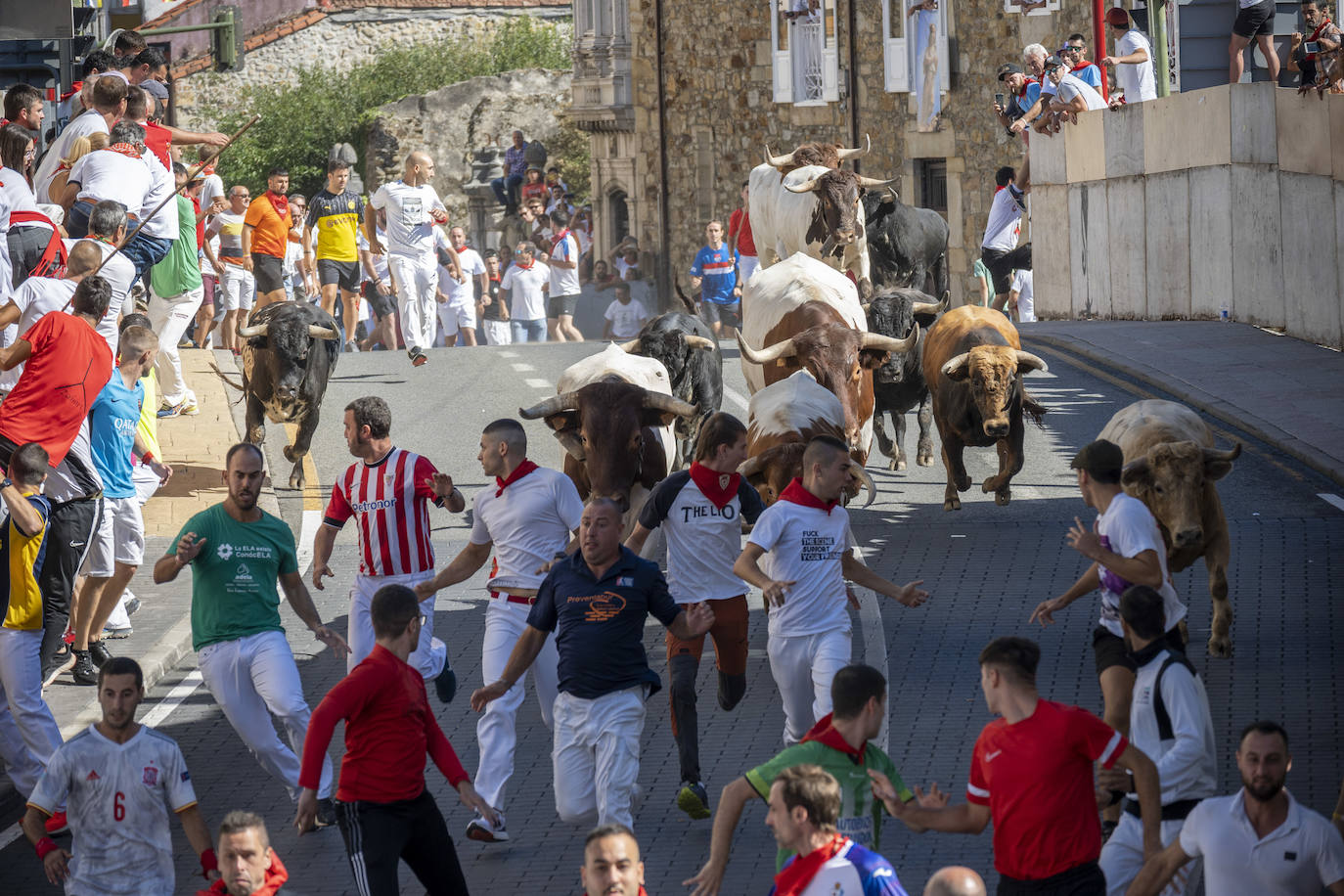 Fotos: Emocionante tercer encierro de las Fiestas de Ampuero