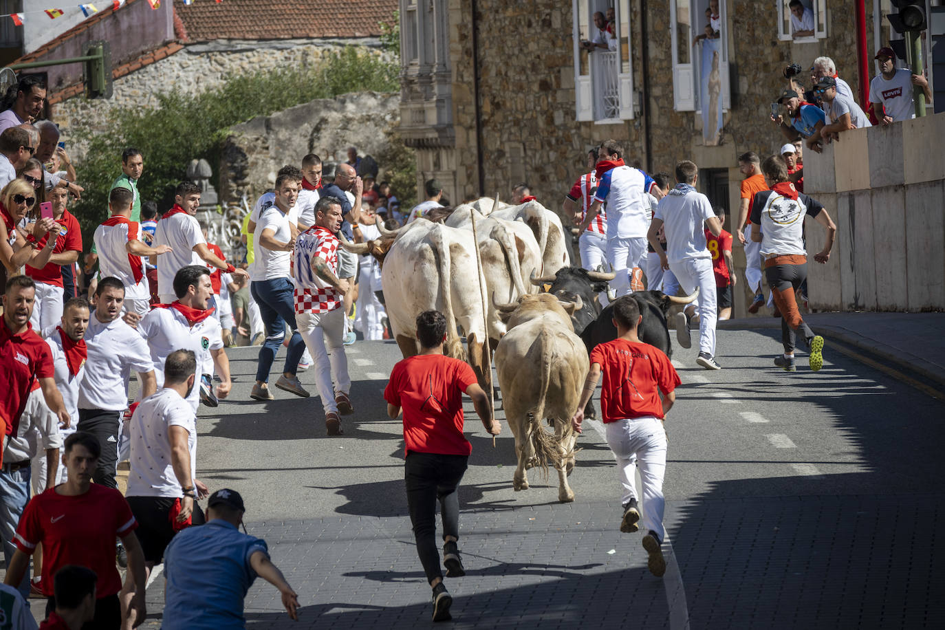 Fotos: Emocionante tercer encierro de las Fiestas de Ampuero