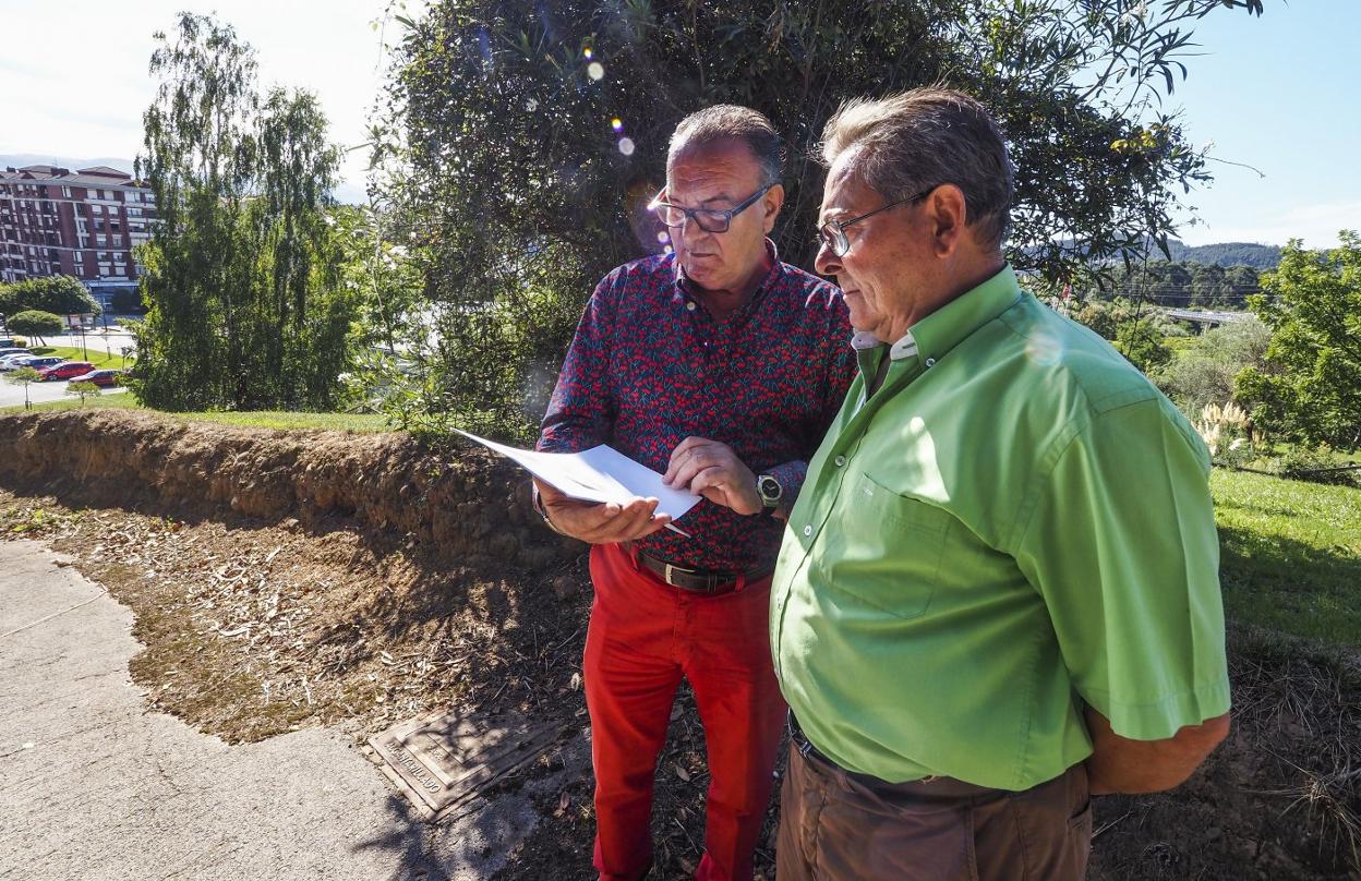 Gabino Sinde muestra las firmas a Miguel Ángel Zunzunegui, esta semana, en el barrio de La Virgen Grande. 