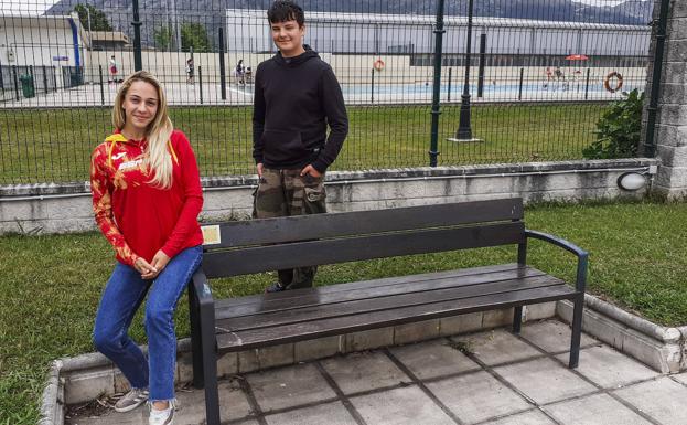 La atleta Lara Gómez García, en el banco que lleva su nombre. 