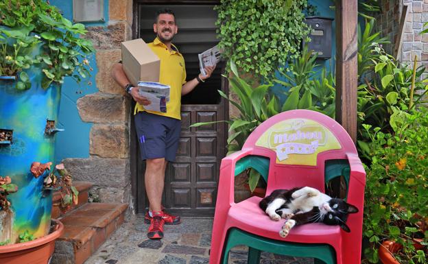 Cosío entrega la correspondencia en un domicilio en Caborredondo . 