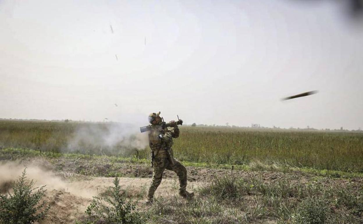 Un militar ucraniano dispara un cohete durante la ofensiva de Járkov con una de las armas occidentales con las que ha sido reabastecido su Ejército