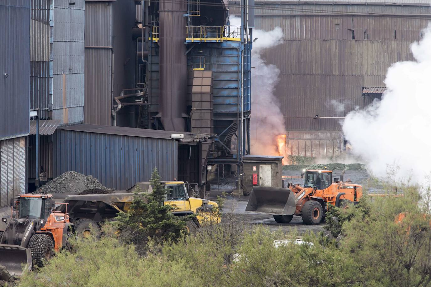 Con todos los hornos de la fábrica de Boo de Guarnizo detenidos actualmente por el precio de la electricidad, el Grupo Ferroglobe urge a resolver la problemática energética para recuperar la competitividad nacional. 