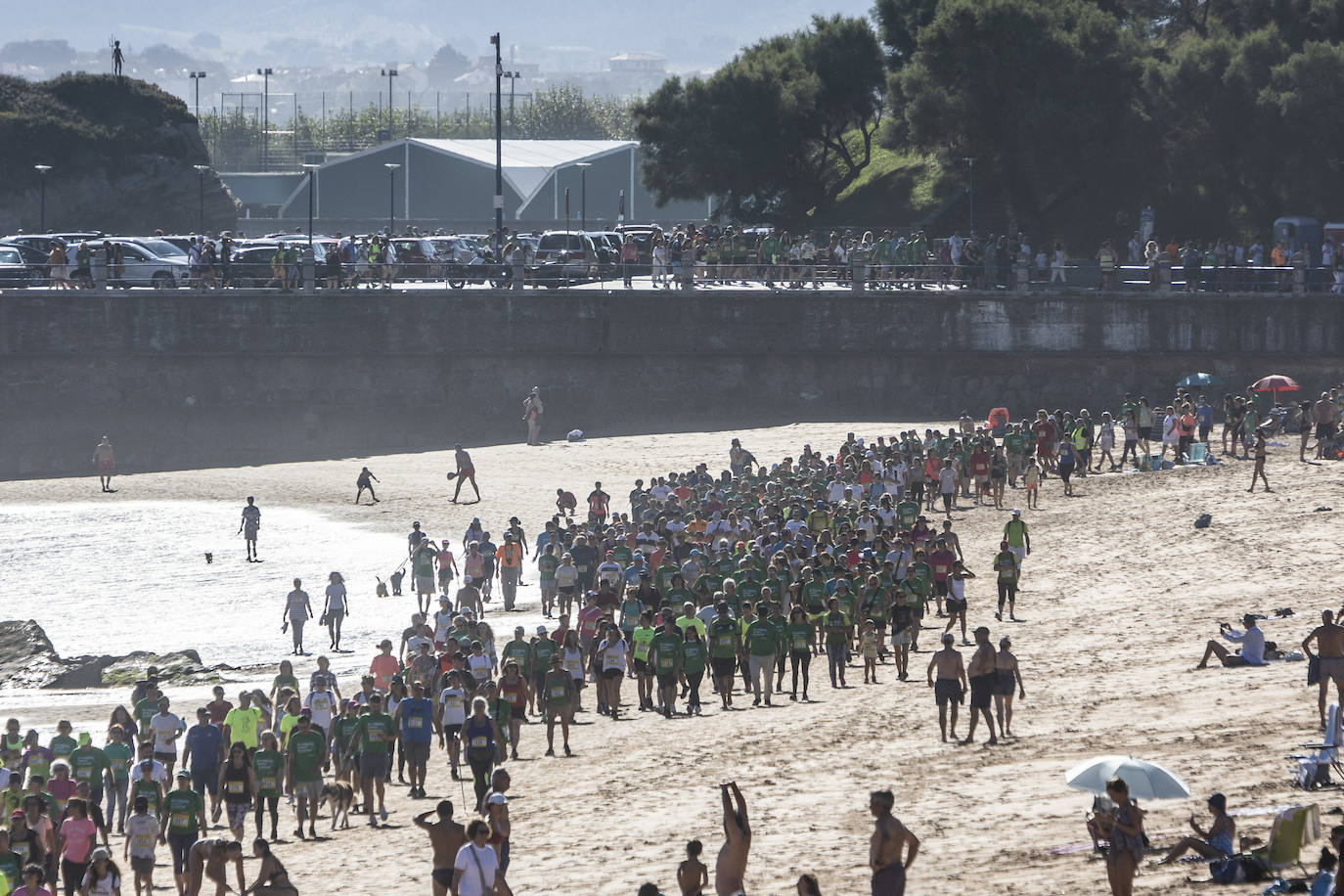 Fotos: Multitudinaria Marcha de las Cinco Playas en Santander