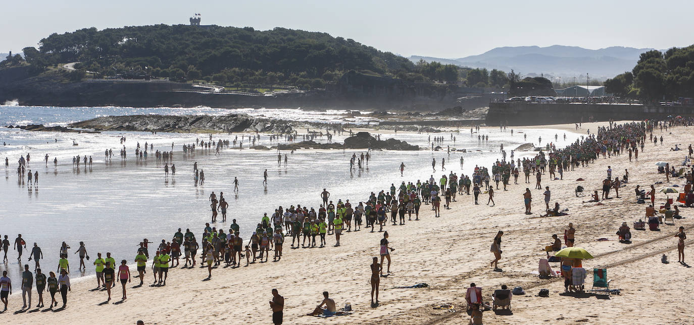 Fotos: Multitudinaria Marcha de las Cinco Playas en Santander