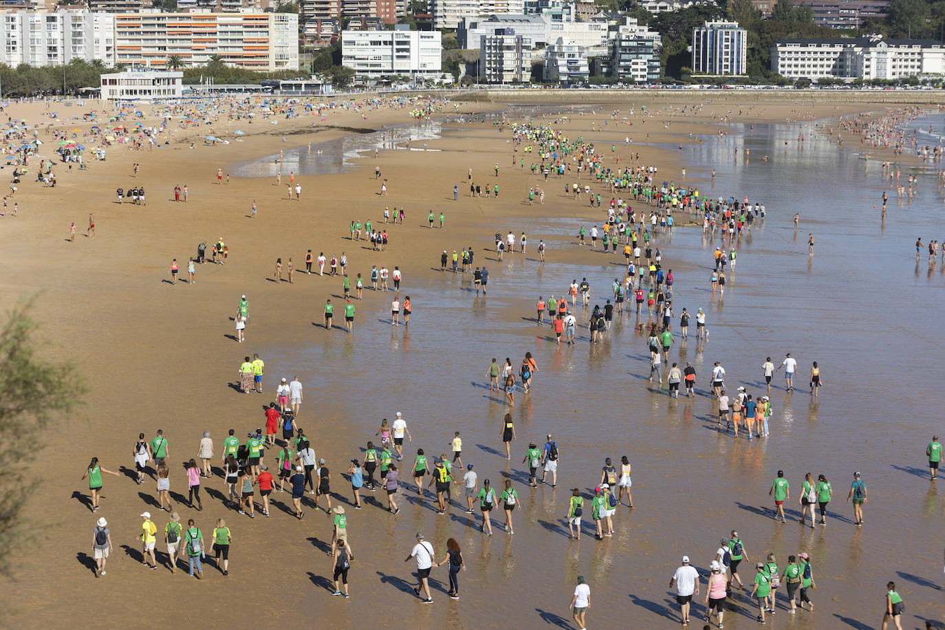 Fotos: Multitudinaria Marcha de las Cinco Playas en Santander