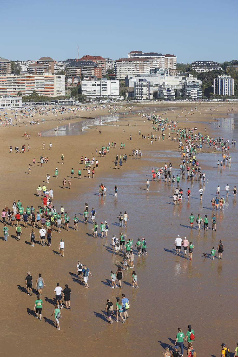 Fotos: Multitudinaria Marcha de las Cinco Playas en Santander