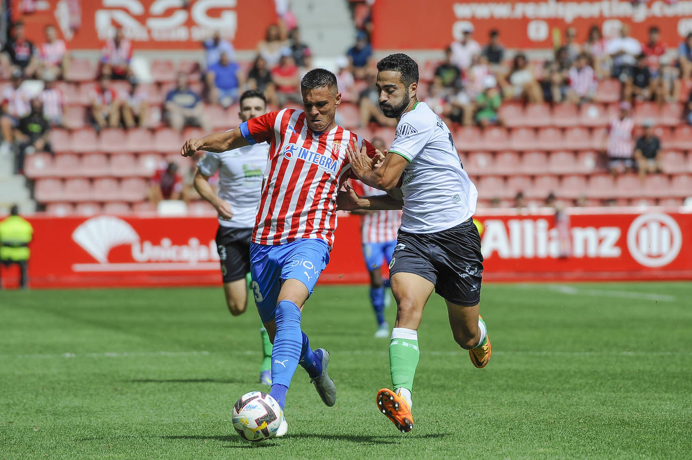 Fotos: Imágenes del partido Sporting-Racing en El Molinón