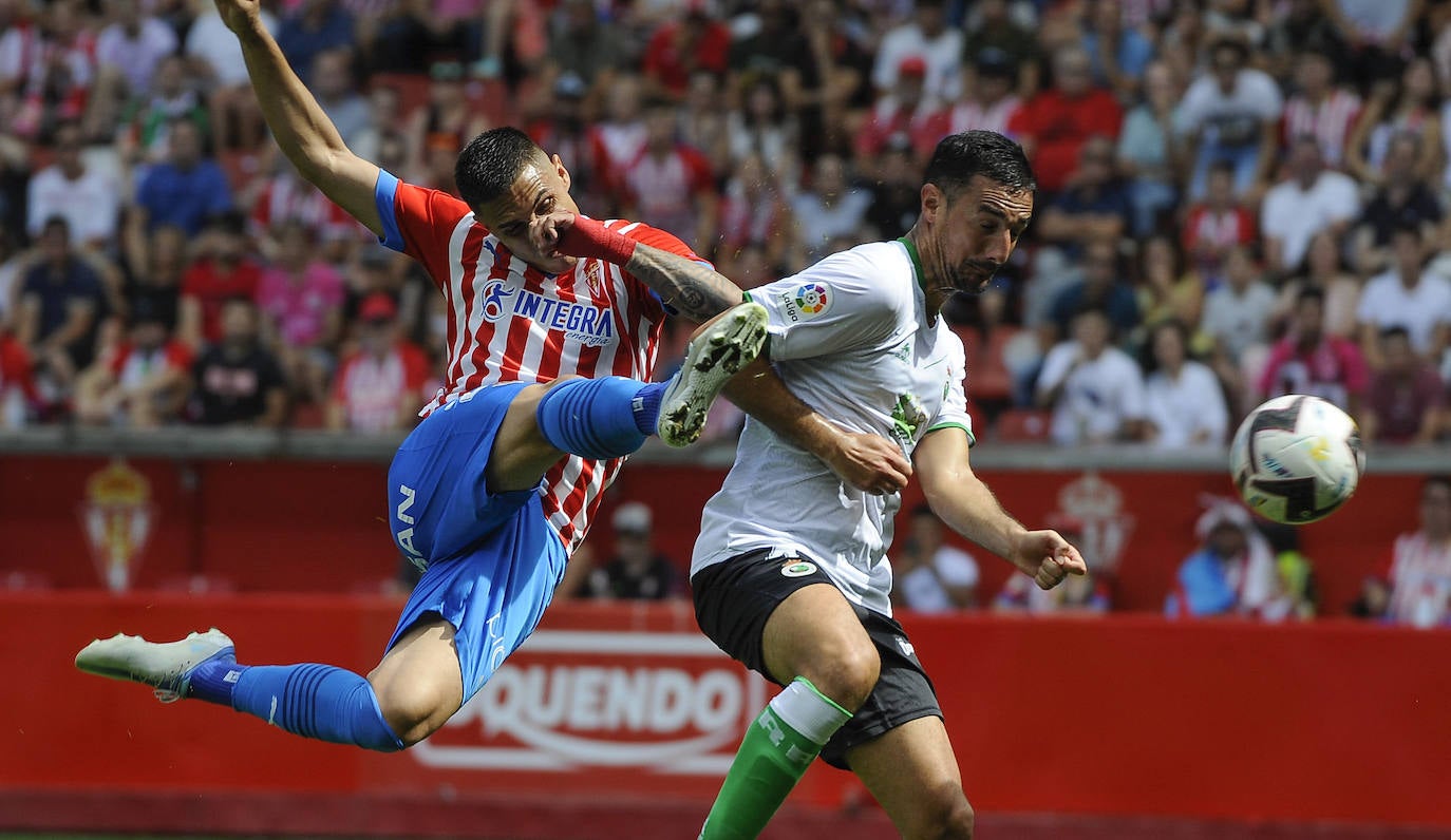 Fotos: Imágenes del partido Sporting-Racing en El Molinón