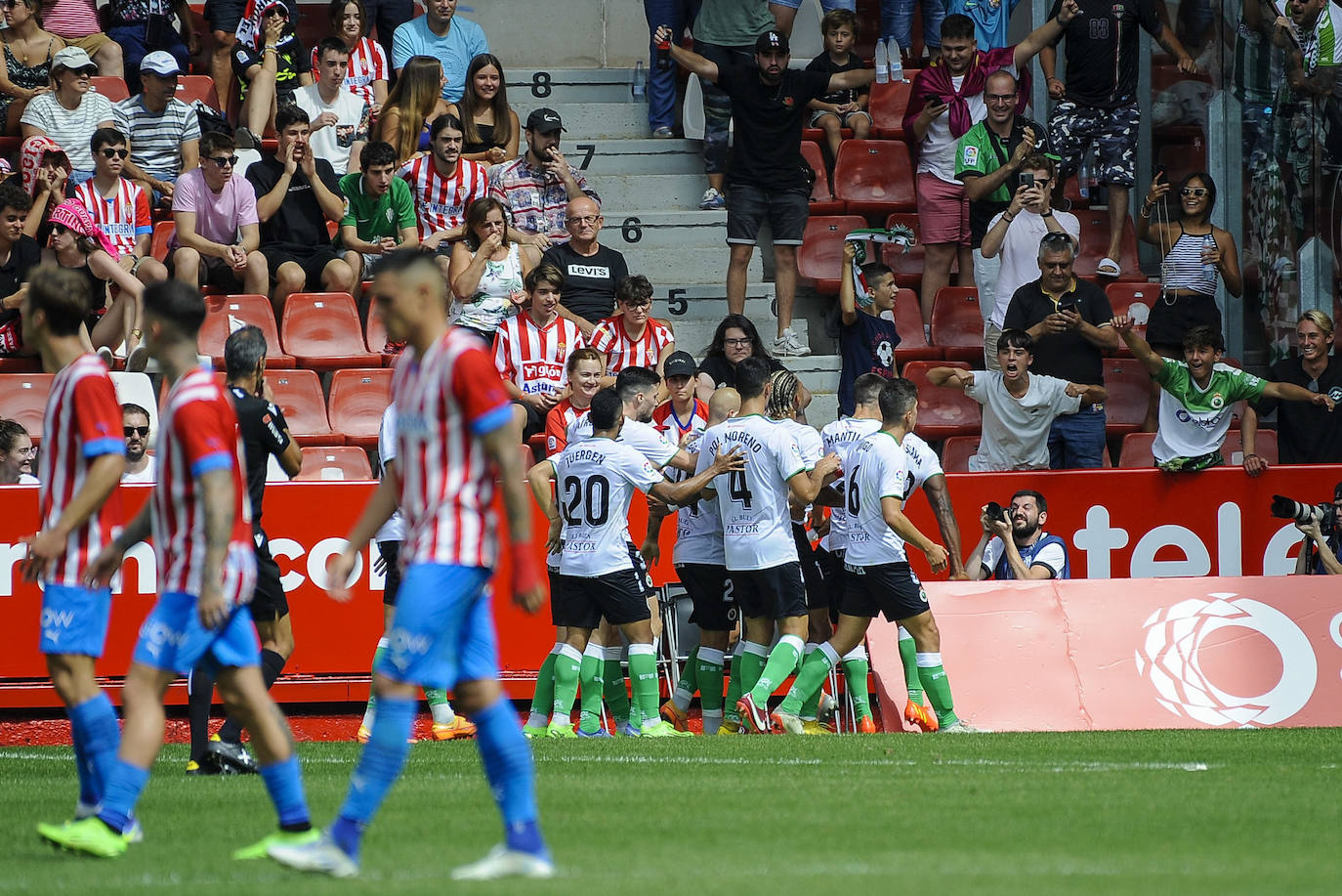 Fotos: Imágenes del partido Sporting-Racing en El Molinón