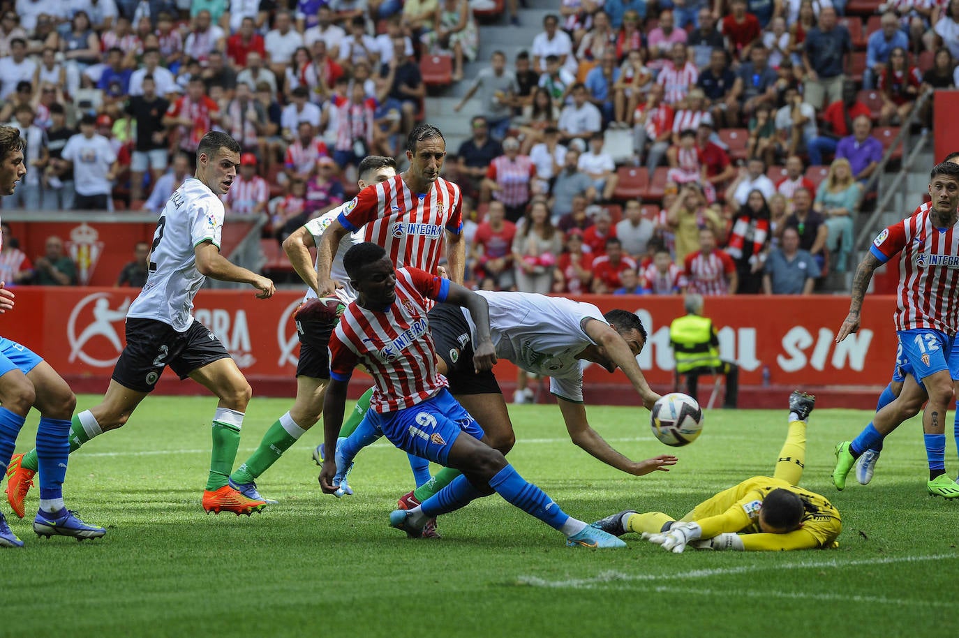 Fotos: Imágenes del partido Sporting-Racing en El Molinón