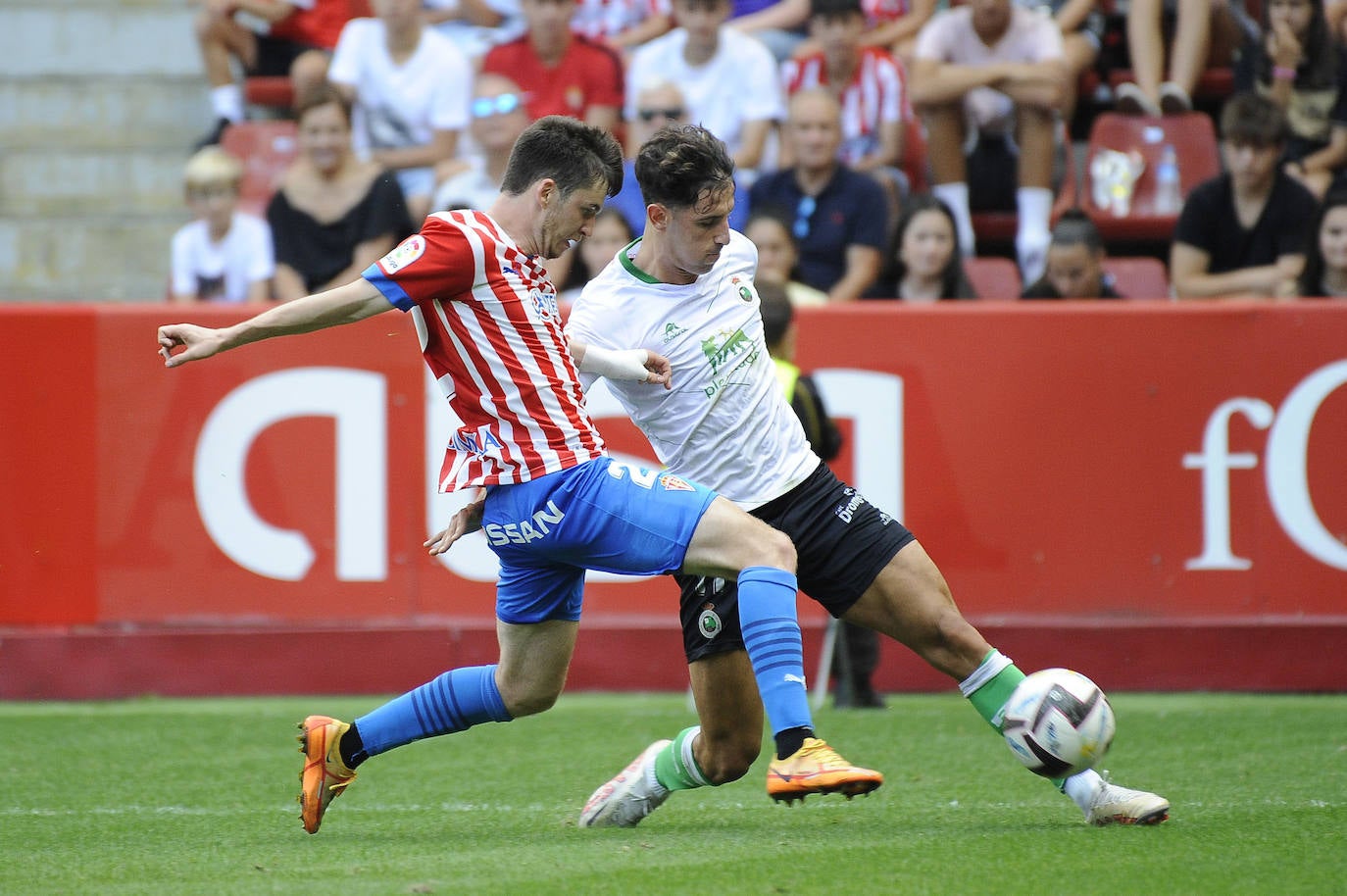 Fotos: Imágenes del partido Sporting-Racing en El Molinón