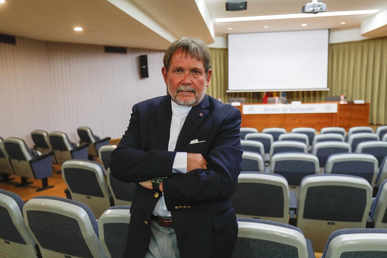 Ellis J. Juan, en el Ateneo de Santander en donde pronunció una conferencia. 