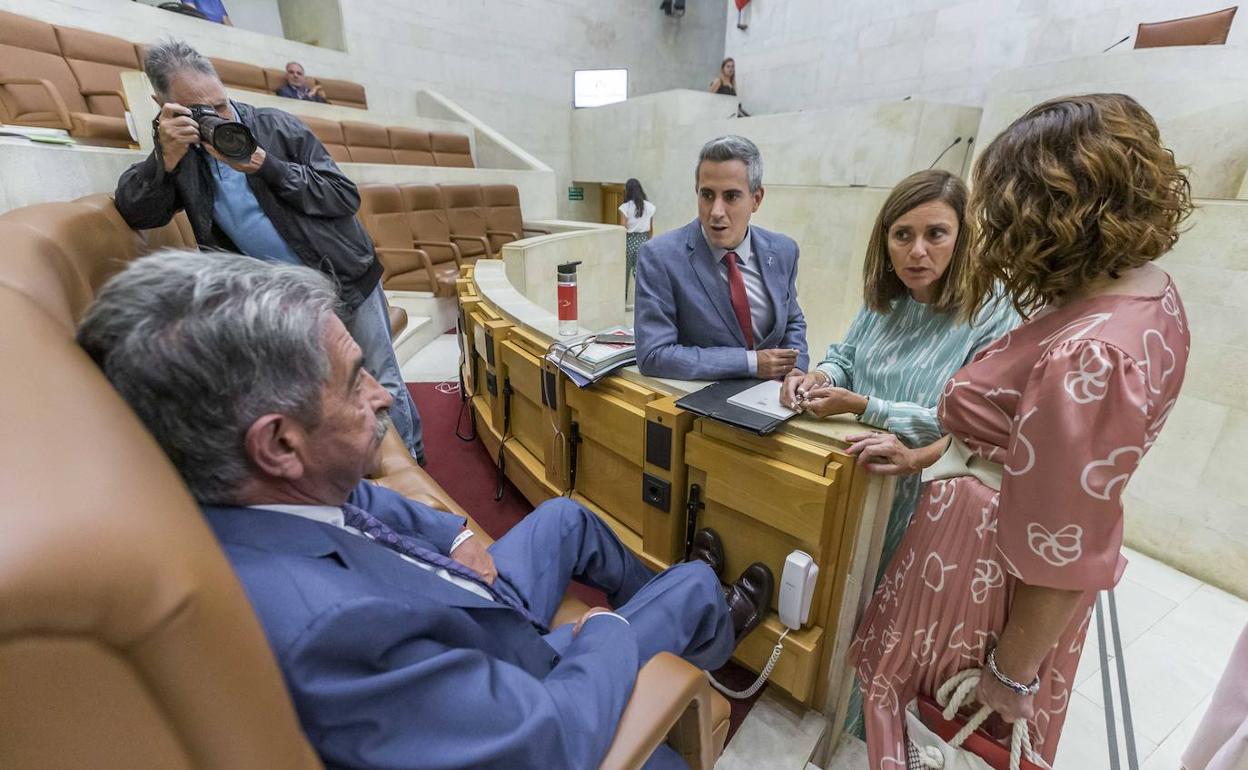 Revilla respondió a las preguntas de PP y Cs. En la fotografía, el presidente junto a los consejeros Zuloaga, Fernández y Álvarez. 