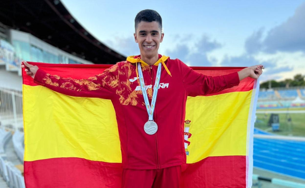 Attaoui posa con la bandera española en Pescara