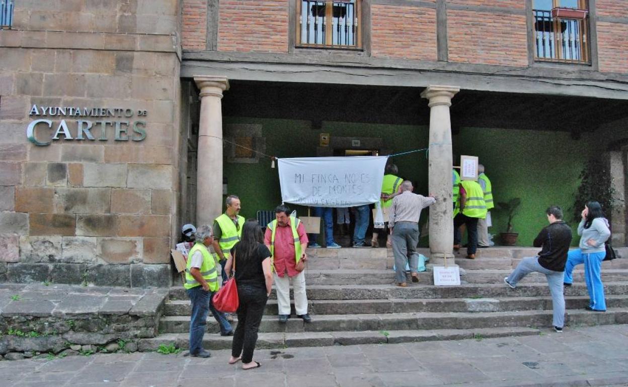 Los afectados por la Ley de Montes llevan más de una década con reivindicaciones en Cartes.