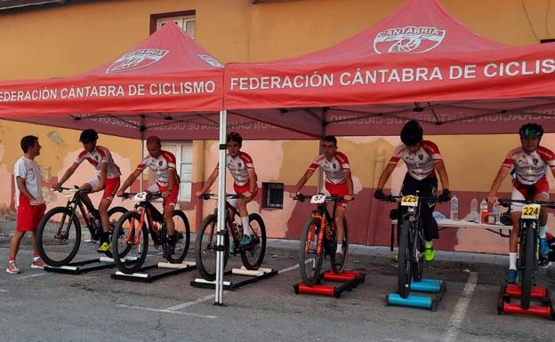 Imagen principal - Ismael Esteban y Miguel Sánchez, medallistas en el Nacional de Cross Country