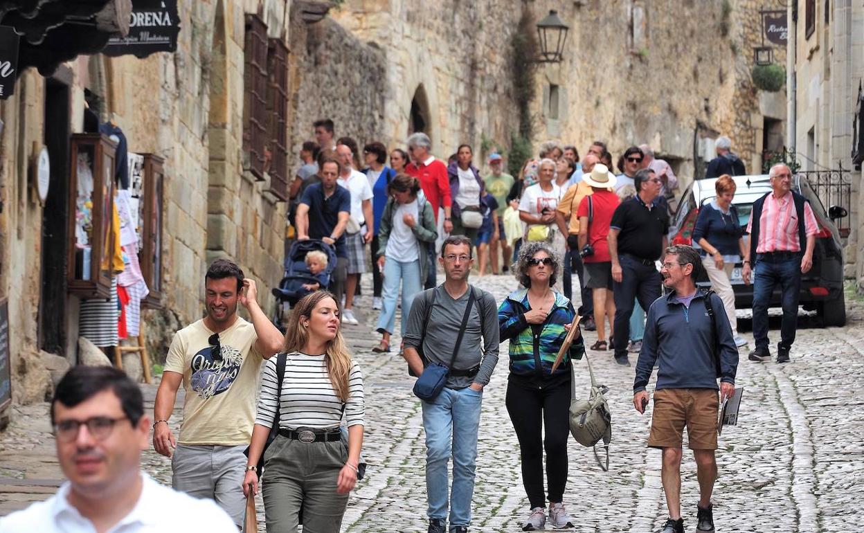 Gente paseando por las calles de Santillana del Mar este verano.