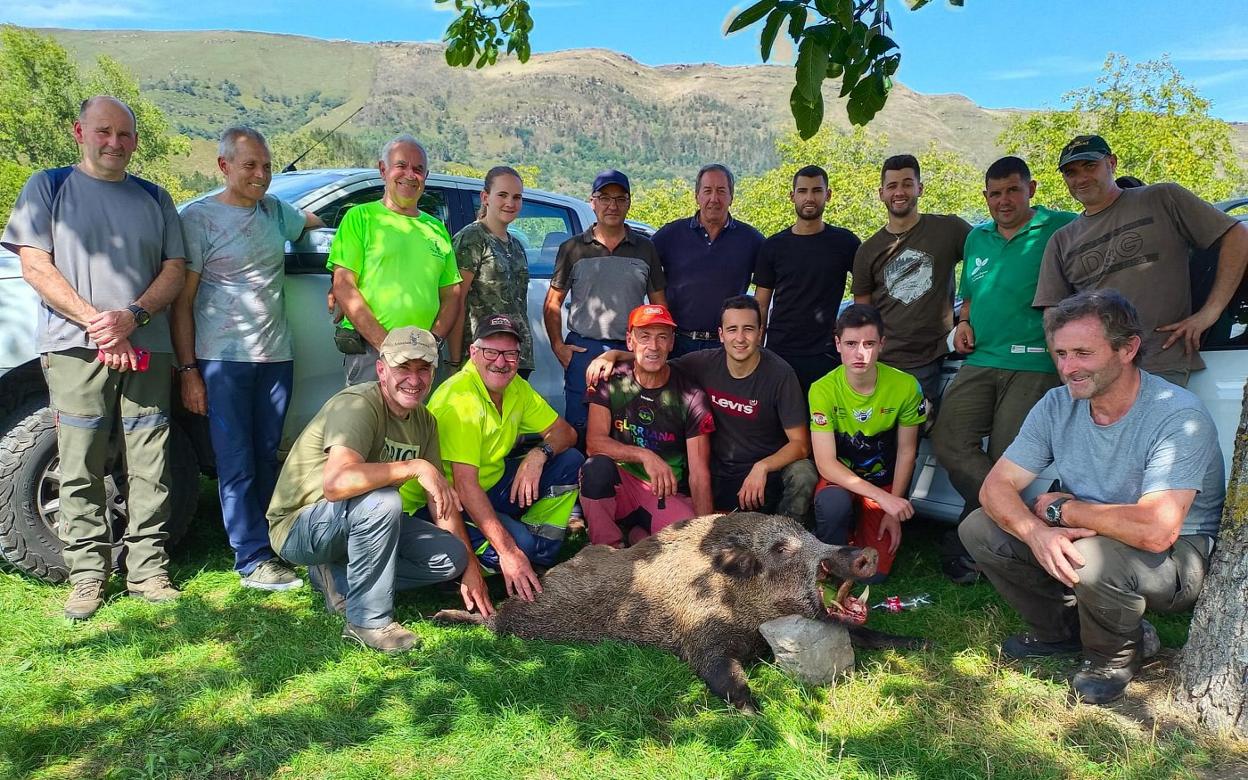 Miembros de la cuadrilla 43, mandada por Fernando González, con un buen jabalí que cazaron este fin de semana en el lote de Vados Sur. 