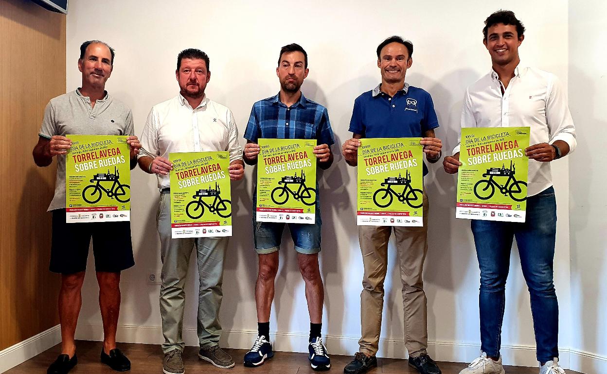 Los concejales Jesús Sánchez y Nacho González (segundo y quinto desde la izquierda), presentan el cartel de la iniciativa junto a algunos colectivos deportivos de la ciudad.