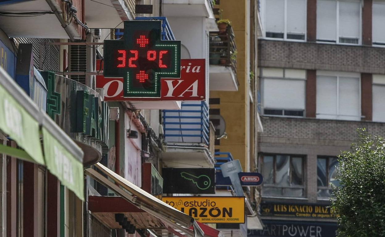 Imagen de archivo de un termómetro que registró 32 grados en Torrelavega. 