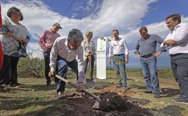 El presidente Miguel Ángel Revilla plantó un árbol en el 'Bosque del Cine'.