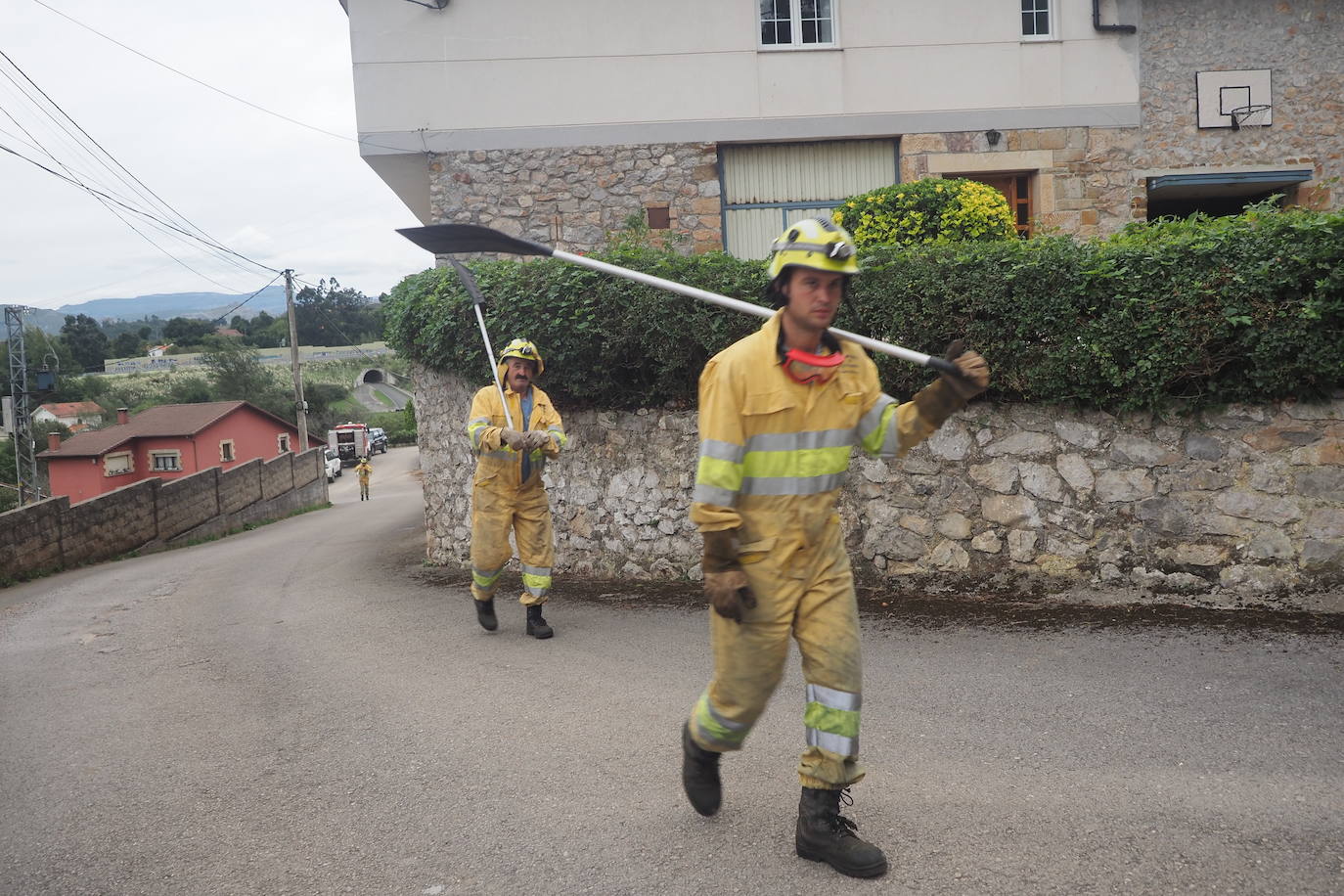 Imágenes tomadas esta noche por vecinos de Solares y de otros puntos, en las que se ven focos en terrenos de Sobremazas, San Vitores y Heras. Por la mañana, sigue habiendo bastantes focos activos y los bomberos forestales han tenido que entrar en propiedades particulares de Santiago de Cudeyo para poder acceder a algunos de los fuegos.