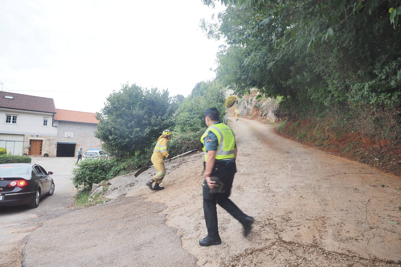 Imágenes tomadas esta noche por vecinos de Solares y de otros puntos, en las que se ven focos en terrenos de Sobremazas, San Vitores y Heras. Por la mañana, sigue habiendo bastantes focos activos y los bomberos forestales han tenido que entrar en propiedades particulares de Santiago de Cudeyo para poder acceder a algunos de los fuegos.