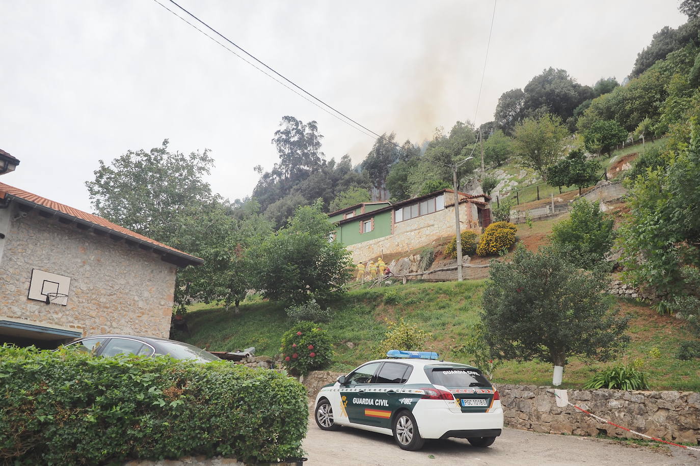 Imágenes tomadas esta noche por vecinos de Solares y de otros puntos, en las que se ven focos en terrenos de Sobremazas, San Vitores y Heras. Por la mañana, sigue habiendo bastantes focos activos y los bomberos forestales han tenido que entrar en propiedades particulares de Santiago de Cudeyo para poder acceder a algunos de los fuegos.