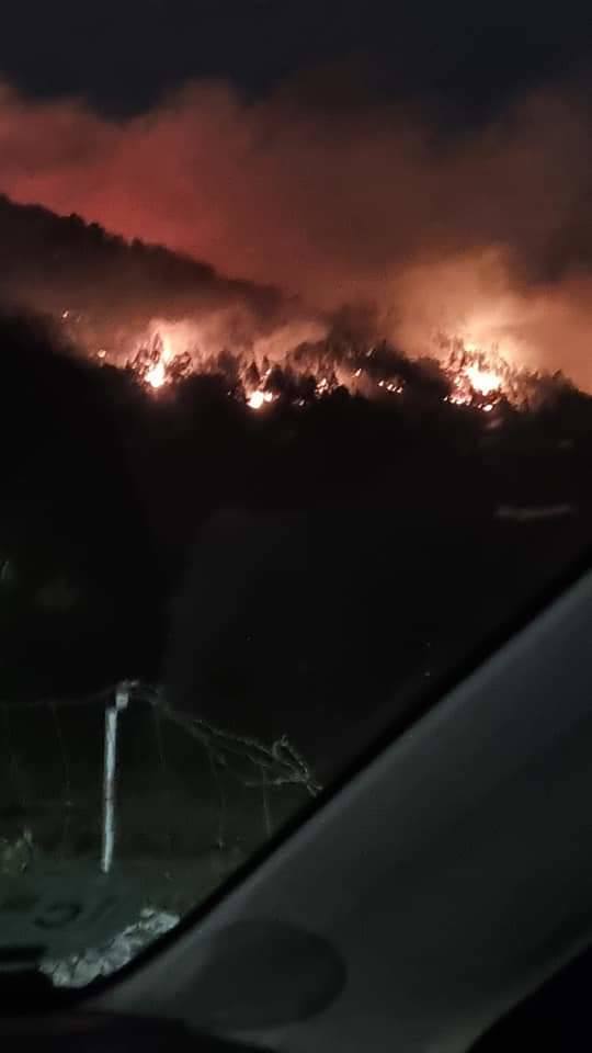 Imágenes tomadas esta noche por vecinos de Solares y de otros puntos, en las que se ven focos en terrenos de Sobremazas, San Vitores y Heras. Por la mañana, sigue habiendo bastantes focos activos y los bomberos forestales han tenido que entrar en propiedades particulares de Santiago de Cudeyo para poder acceder a algunos de los fuegos.