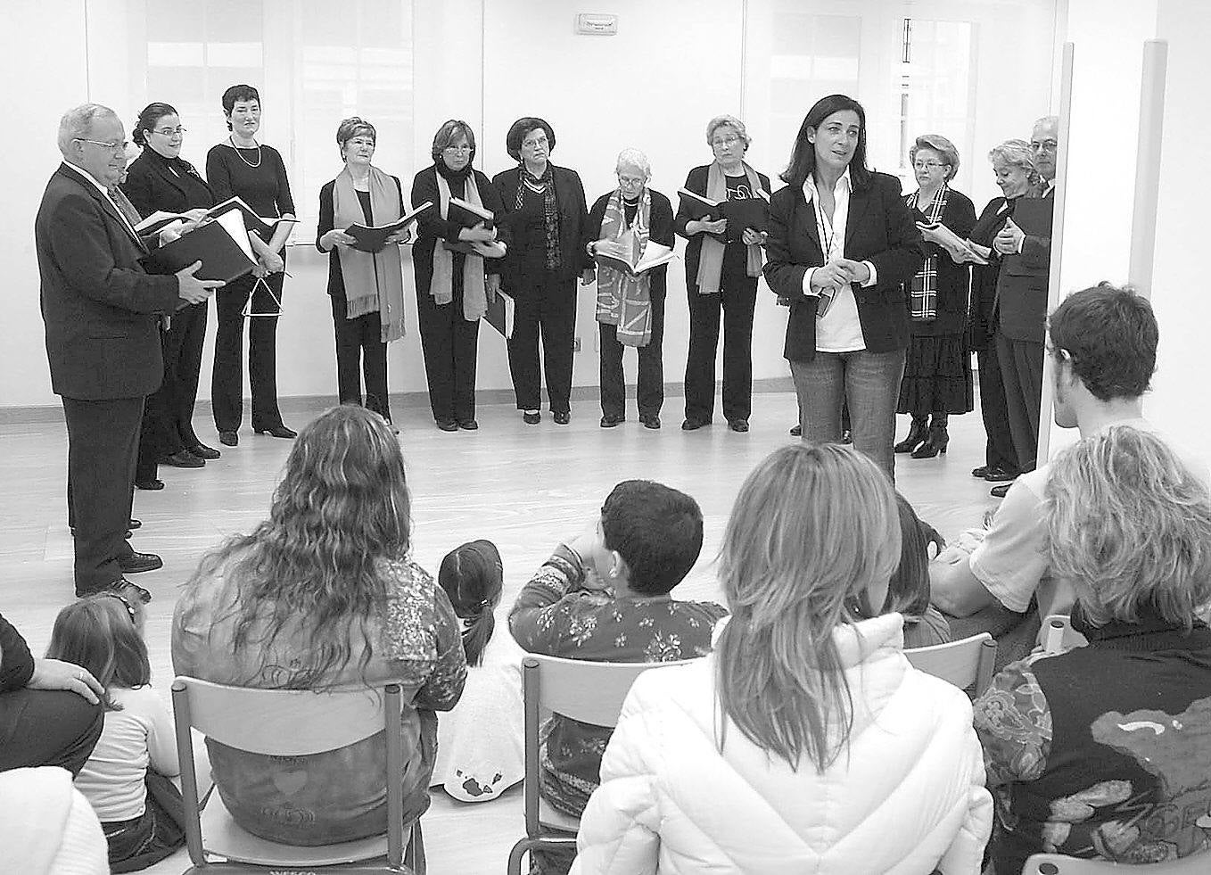 02/01/2006. La concejala Carmen Ruiz Lavín, presentando el concierto de los socios del 'Banco del Tiempo'.