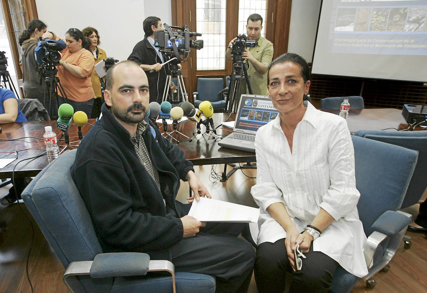 13/05/2008. Felipe González, responsable de la SEO-BirdLife, y Carmen Ruiz, concejala de Medio Ambiente.