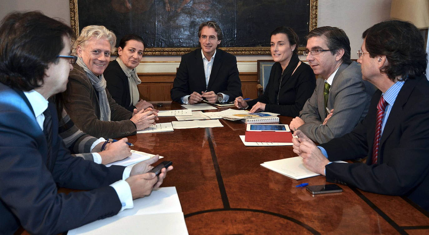 10/01/2012. Primera reunión del grupo de trabajo que coordinará el Mundial de Vela y el Centro Botín. De izq. a dcha, César Torrellas, Luis Morante, Carmen Ruiz, Iñigo de la Serna, Gema Igual, César Ruiz y Antonio Gómez - El alcalde, Íñigo de la Serna, presidió ayer la primera reunión del órgano de coordinación. 