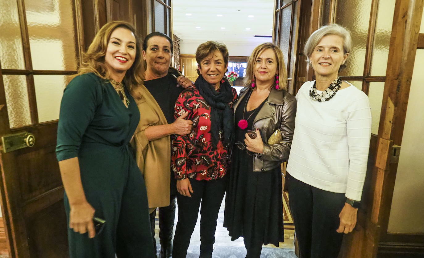 15/12/2017: Cena de Navidad del Partido Popular de Cantabria, PP. En la imagen, María José González, Carmen Ruiz, Natividad Vidal, María Luisa Peón y Ana González Pescador.