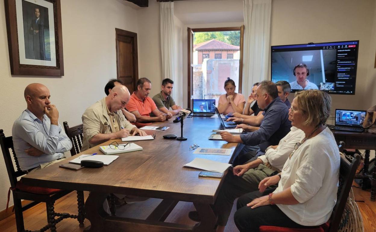 Reunión de la plataforma contraria a la planta con los promotores y técnicos del proyecto, con la presencia del alcalde, Víctor Reinoso.