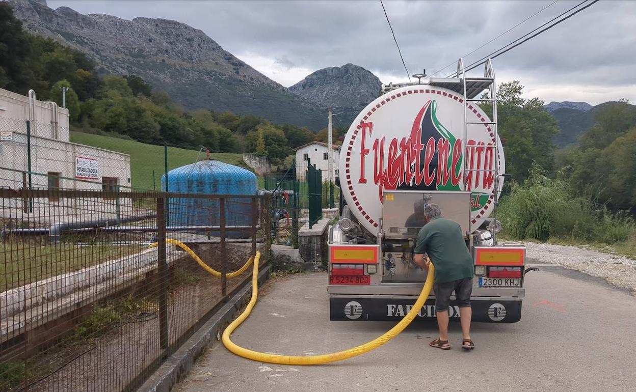 Operarios del servicio de aguas de Carranza activan el bombeo desde la potabilizadora de Ramales al camión que la trasladará a Vizcaya