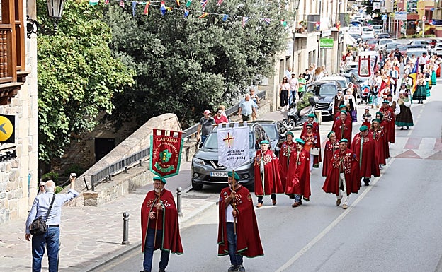 Imagen principal - Pasacalles, mercado tradicional y bailes tradicionales en el Día de Liébana 