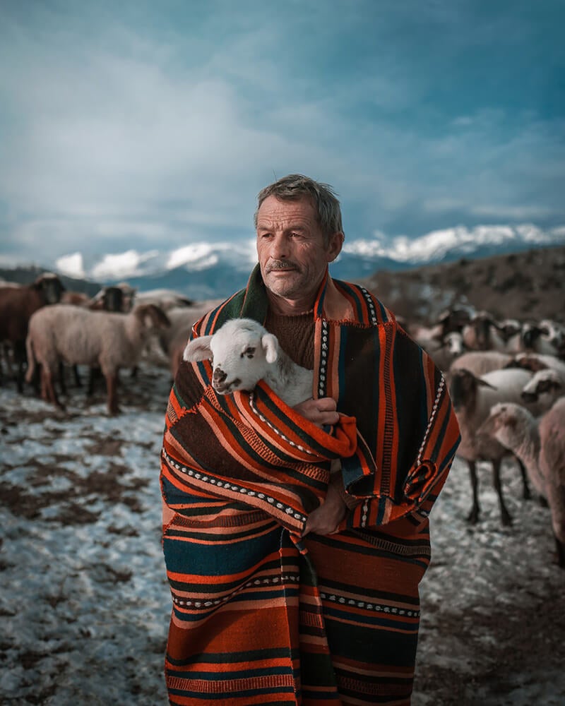 El retrato ambiental de Dimitar de un pastor de las montañas Ródope en Bulgaria está bellamente hecho.