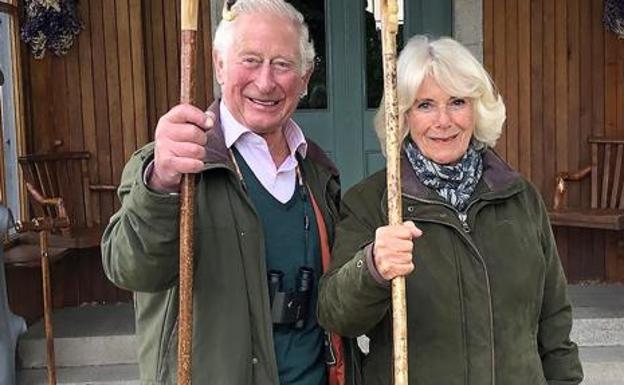 Carlos de Inglaterra y su esposa Camila con la mítica chaqueta Barbour. 