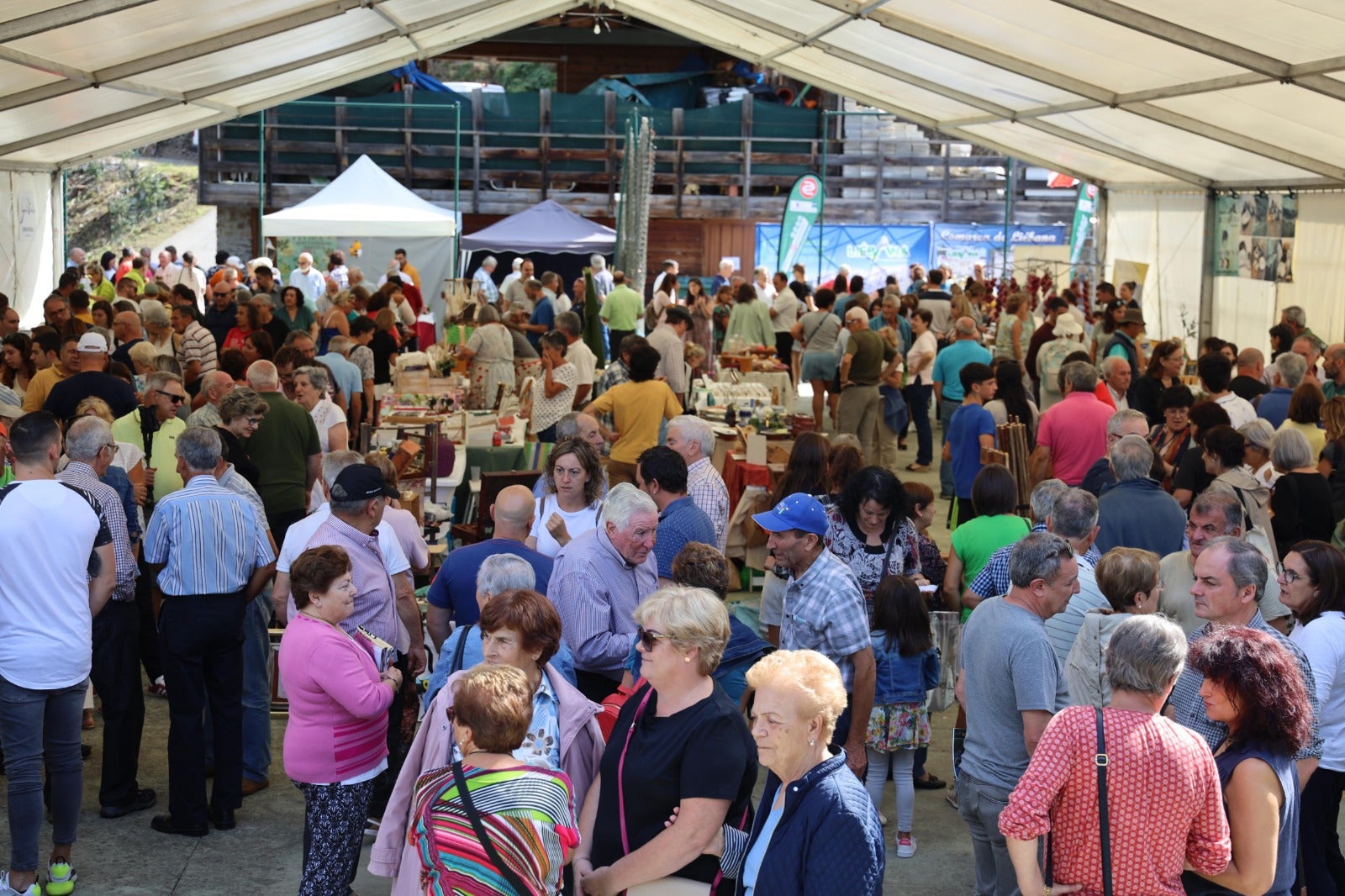 Fotos: Éxito de participación en la Feria de la Miel de Vega de Liébana