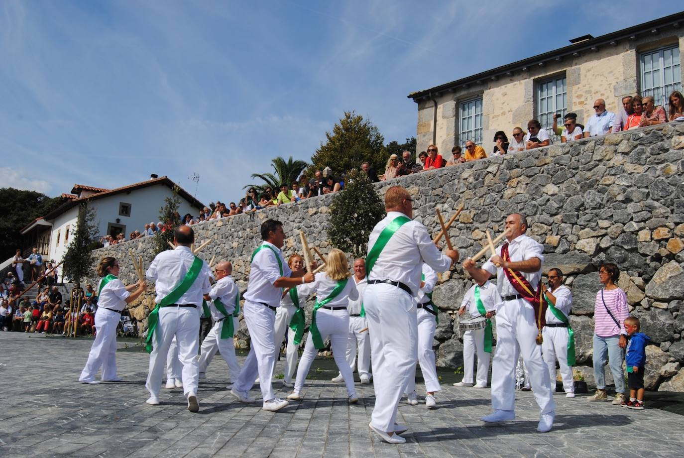 Fotos: Miles de visitantes en la la Feria del Pimiento de Isa en Arnuero